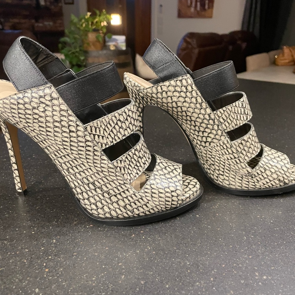 Nine West Faux snakeskin heels Size 71/2 open toe sip on with black trim